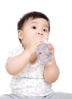Cho trẻ uống nước vào mùa đông